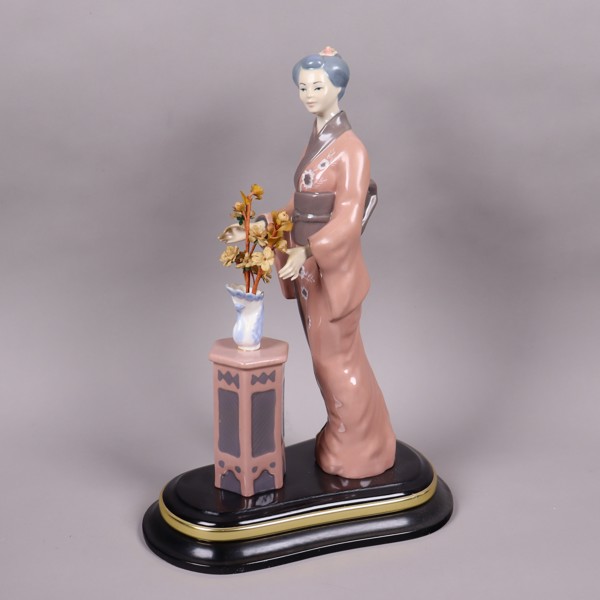 Figurin, troligen Lladro, geisha med blommor