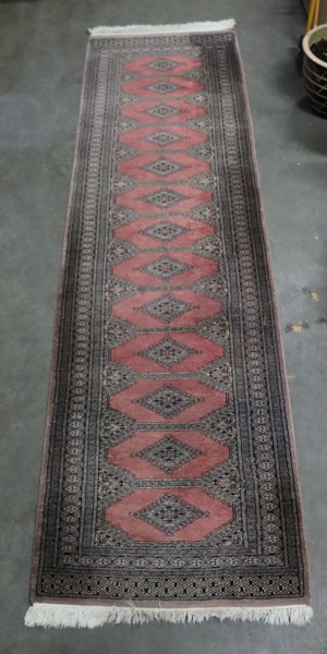 Orientalisk gallerimatta, Pakistan, 280x80cm.