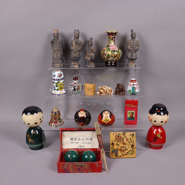 Diverse asiatiska föremål, Terrakottakrigare, Cloisonné vaser, netsuke figurer mm