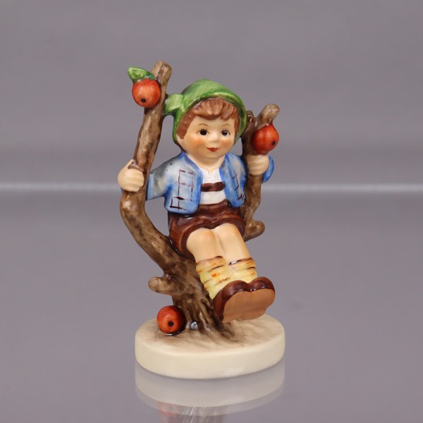 Goebel, Hummel, figurin #142/3/0, "Apple Tree Boy"