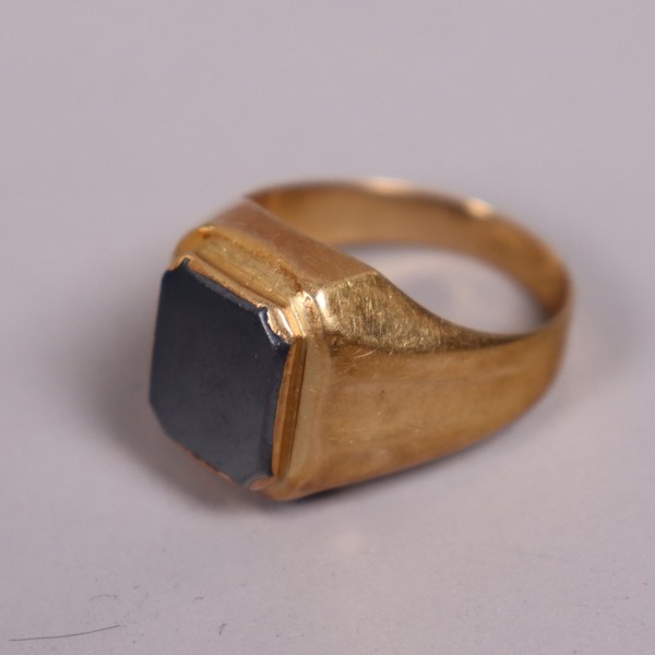 Klackring, 18k guld med platt svart onyx