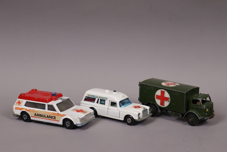 Dinky Toys #626, Military Ambulance samt Matchbox ambulanser, 3 delar