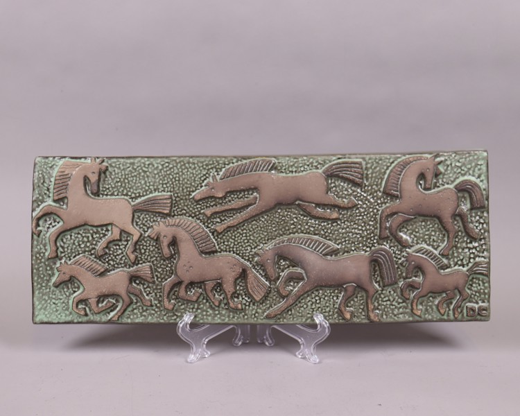 Dorothy Clough, Upsala-Ekeby, keramiktavla med galopperade hästar i relief_49650a_8dc4bc7cc20c77e_lg.jpeg