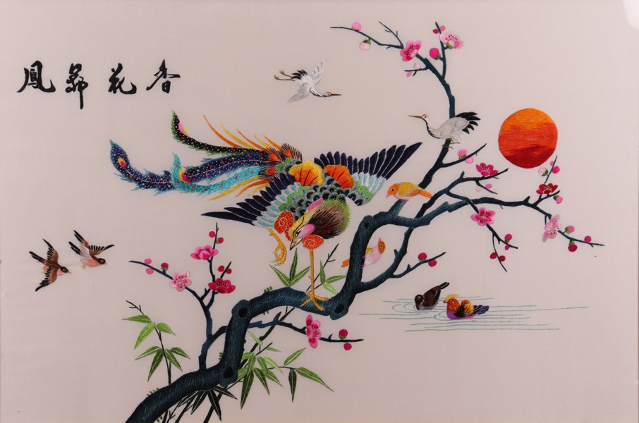 Kinesiskt sidenbroderi i ram, paradisfågel på gren, 1900-tal_49678a_8dc4bf410de39f9_lg.jpeg