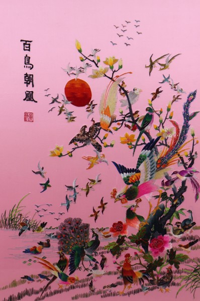 Kinesiskt sidenbroderi i ram, paradisfågel på gren samt andra fåglar, 1900-tal_49683a_8dc4bf70cf48234_lg.jpeg