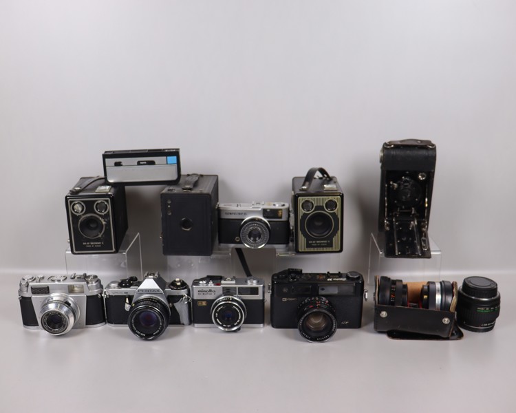 Diverse kameror, Brownie, Yashica, Lordomatic, Pentax, Olympus, Kodak mm samt tillbehör