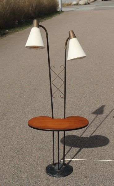 Golvlampa med tidningsbord, 2 ljuskällor, 1940/50-tal_49819a_8dc4eecd04b4fbd_lg.jpeg