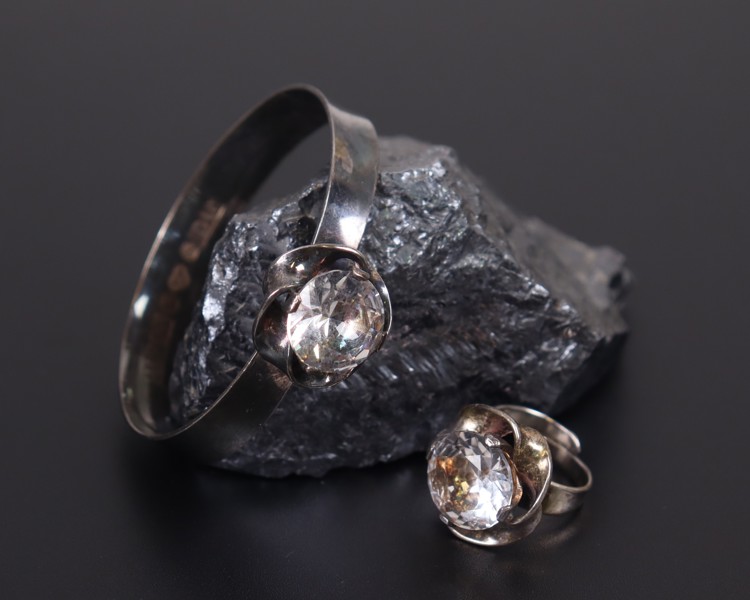 Karl Erik Palmberg, Alton, Falköping, stelt armband och ring i silver med bergskristall, 1975_50123a_8dc539d74f984fb_lg.jpeg