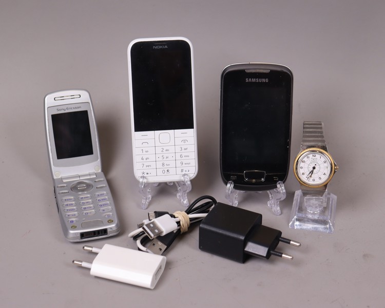Lagonda klocka samt tre mobiltelefoner, Sony Ericson, Nokia och Samsung_50360a_8dc587345fd9b84_lg.jpeg