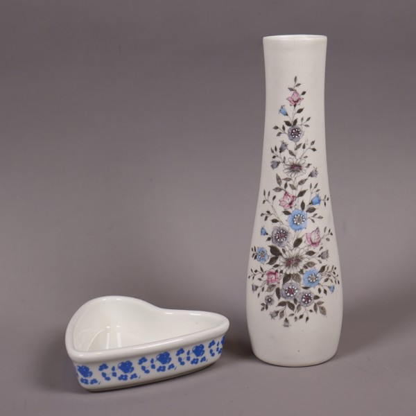 Esteri Tomula, Arabia, "Fennica", vas i porslin med floral dekor samt Arabia, "Tre Ess", hjärtformat smörfat_50462a_8dc5ab4b63c31e5_lg.jpeg