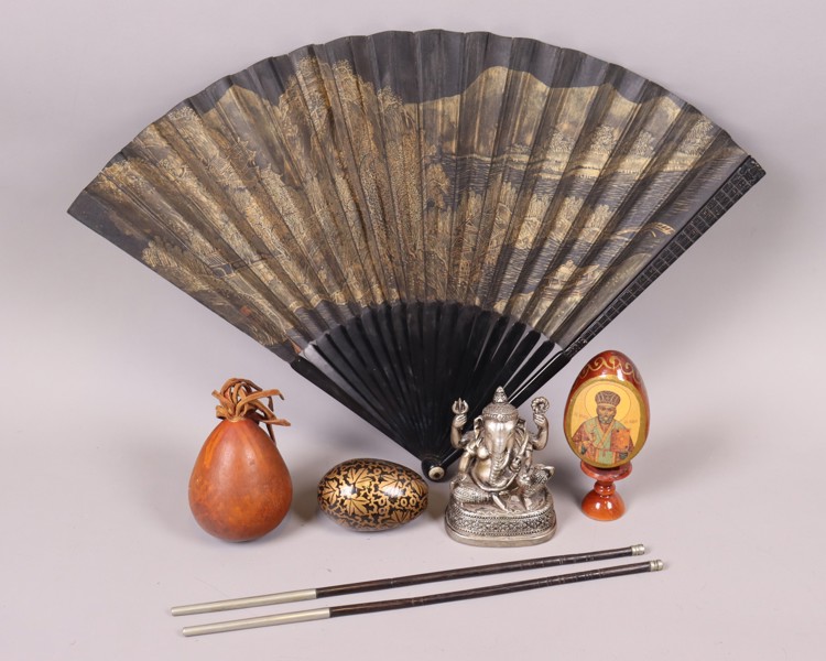 Diverse, kinesisk solfjäder och ätpinnar, Ganesh figurin, katolskt ägg i trä mm_50632a_8dc5ea281cc8744_lg.jpeg
