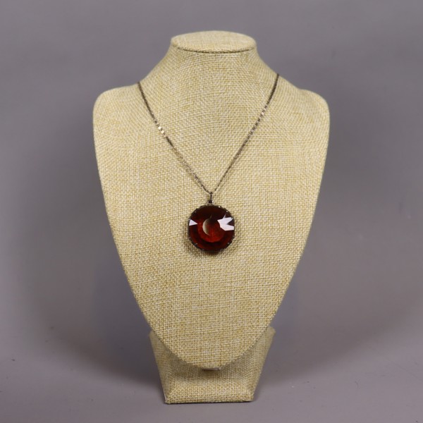 Silverhalsband med hänge med slipad verneuil rubin, art déco, 1920-tal_50680a_8dc5f6c9c987b59_lg.jpeg