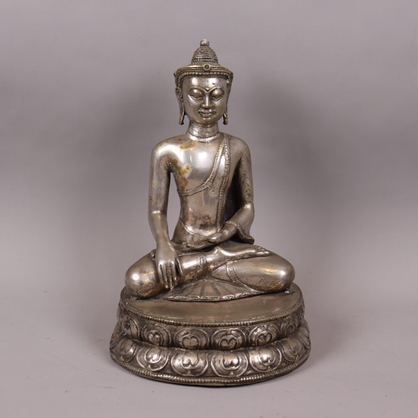 Buddha Shakyamuni sittande på lotusbädd, figurin i vitmetall