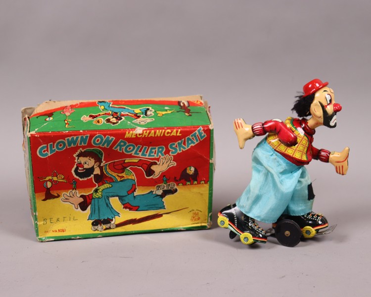 TPS, Japan, "Mechanical clown on roller skates" Model 5093, plåtleksak, 1950-tal_50995a_8dc675a90d32fd7_lg.jpeg