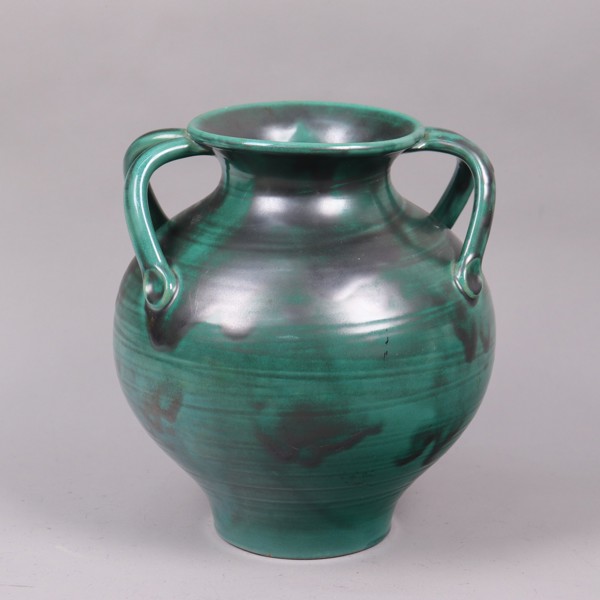 Hänkelvas i keramik med grön glasyr, 1930/40-tal_51080a_8dc699919b84f7b_lg.jpeg