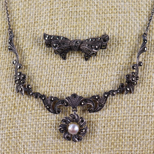 Silverhalsband med markasiter och pärla samt brosch, 1900-talets första hälft_51162a_8dc6b2a4dda96aa_lg.jpeg