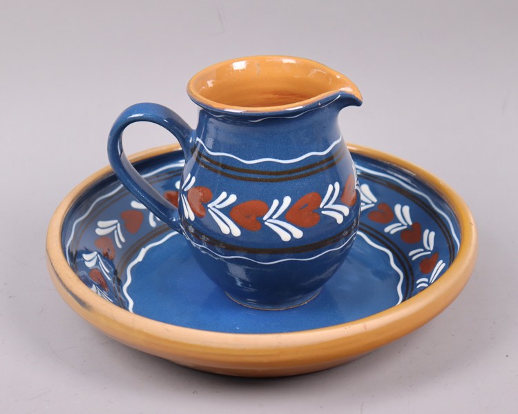 Abbednaes Potteri, Denmark, kanna och fat i keramik, 2 delar_51345a_8dc6e750751b375_lg.jpeg