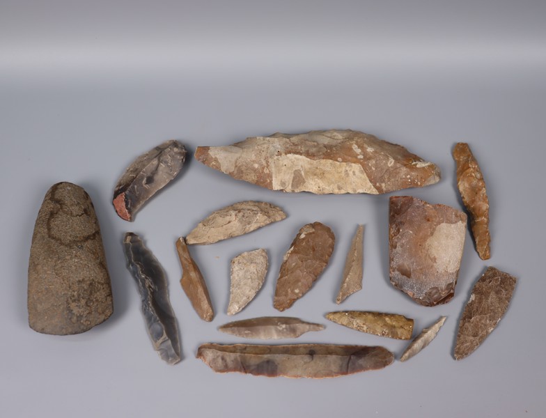 Sten -/flintyxa, pilspetsar mm, stenålder  (8000-1800 f.Kr)_51624a_8dc756861ac3cca_lg.jpeg
