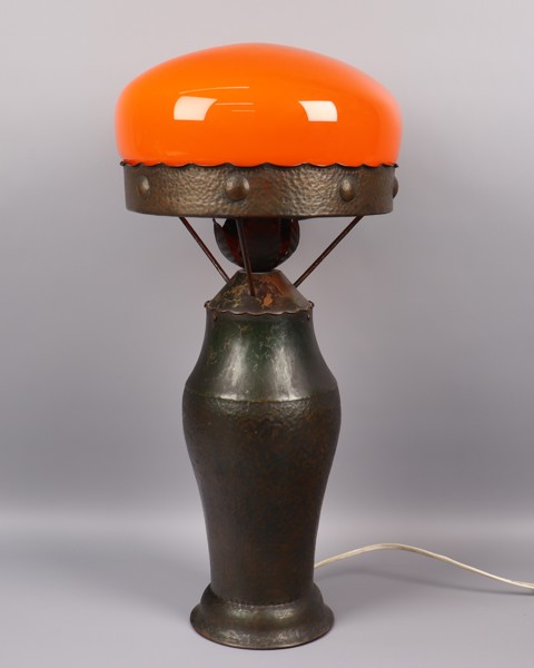 Bordslampa, jugend, koppar med orange glaskupa, 1920/30-tal