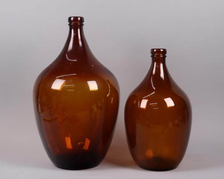 Damejeanne, brunt glas, 10-20 liter, korgställning, 2st