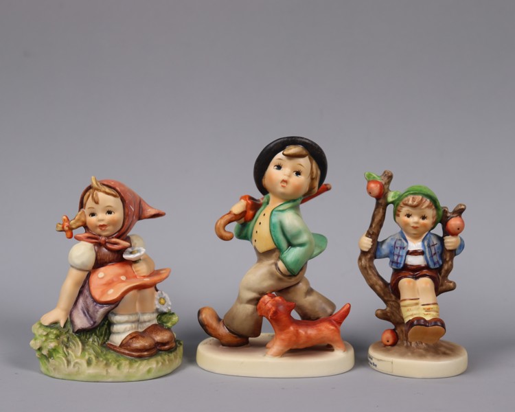 Goebel, Hummel, figurin 459, "In the Meadow ", figurin 79 "Globe Trotter" & figurin 142 "Apple Tree Boy"  3st