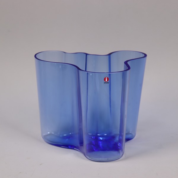 Alvar Aalto, Iittala, "Savoy", vas i blått glas