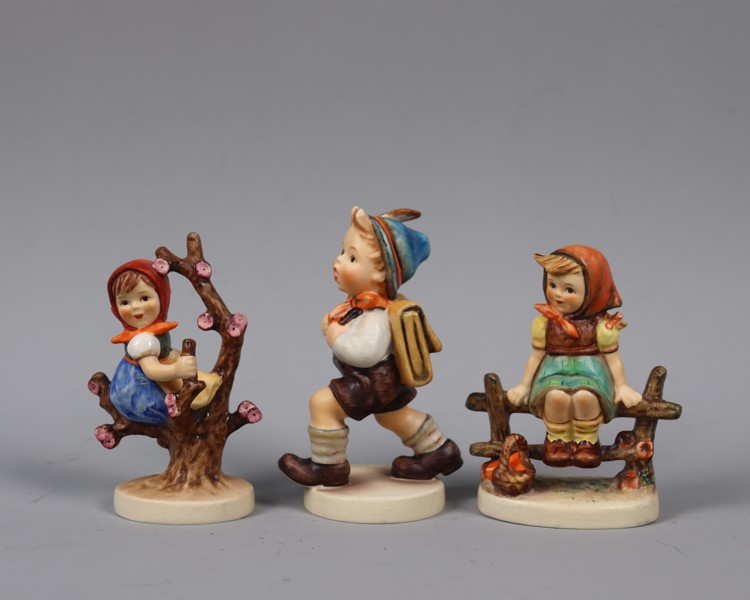 Goebel, Hummel, figurin 82, "School Boy ", figurin 141 "Apple tree girl" & figurin 112 "Just resting"  3st