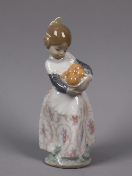 Fulgenico Garcia, Lladro, figurin #4841, "A Valencian girl with oranges"