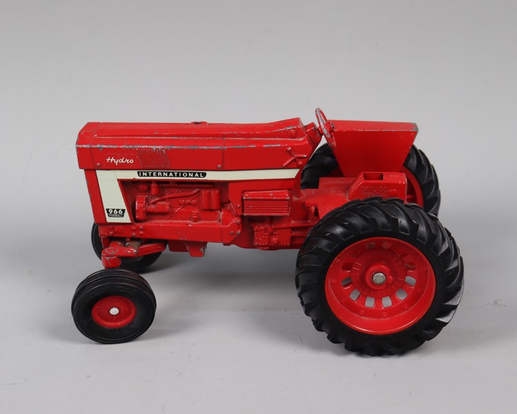 Ertl, International 966 Farmall traktor