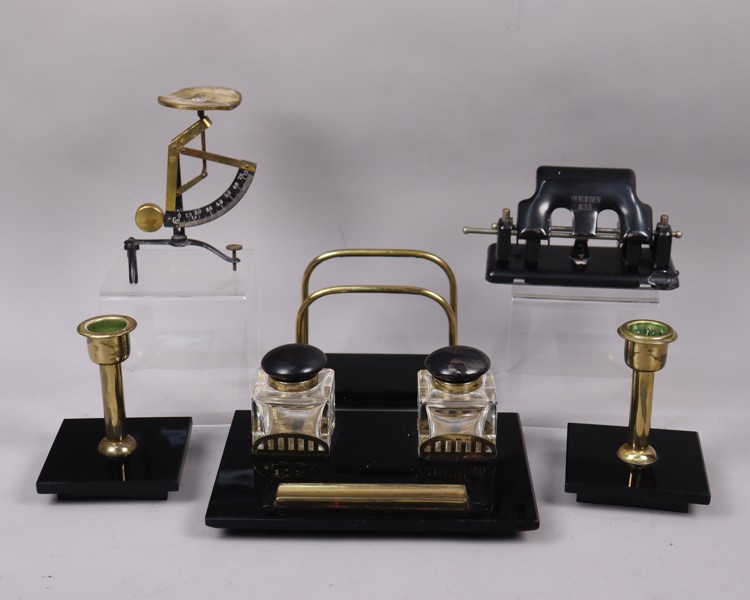 Skrivbordsset, bakelit, glas och mässing, tidigt 1910/20-tal samt annat hålslag och brevvåg, 6 delar_53106a_lg.jpeg