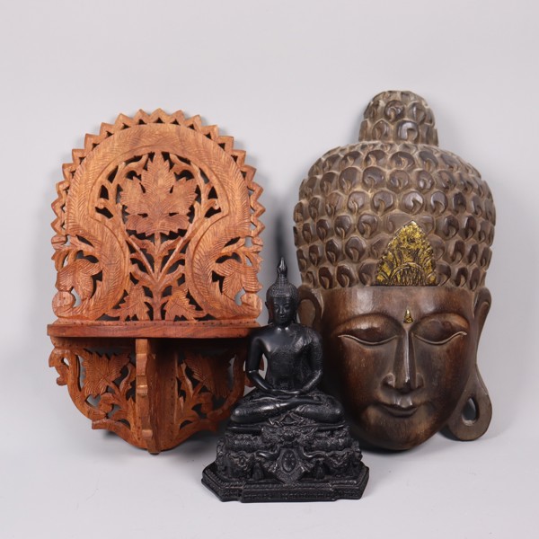Asiatiska föremål, Buddha figurer samt vägghylla, konstmassa och trä._53163a_8dc9999eea2bc5e_lg.jpeg