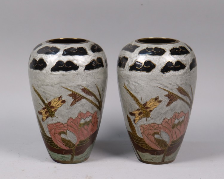 Vaser, Japan, emaljerad mässing med dekor av trollsländor och näckrosor, 2st_53700a_8dca66e57356557_lg.jpeg