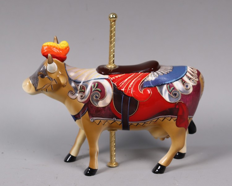 CowParade, # 7315, "Lady Camoolot", figurin i porslin, 2002_53715a_8dca7b61d3a52b8_lg.jpeg