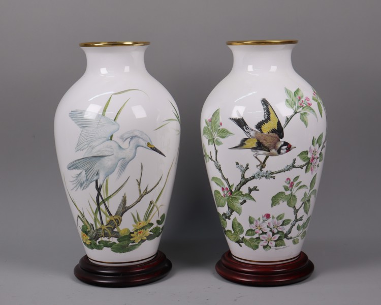 Franklin Porcelain, "The Marschland/Woodland Bird Vase", vaser på träsockel, 1981, 2st