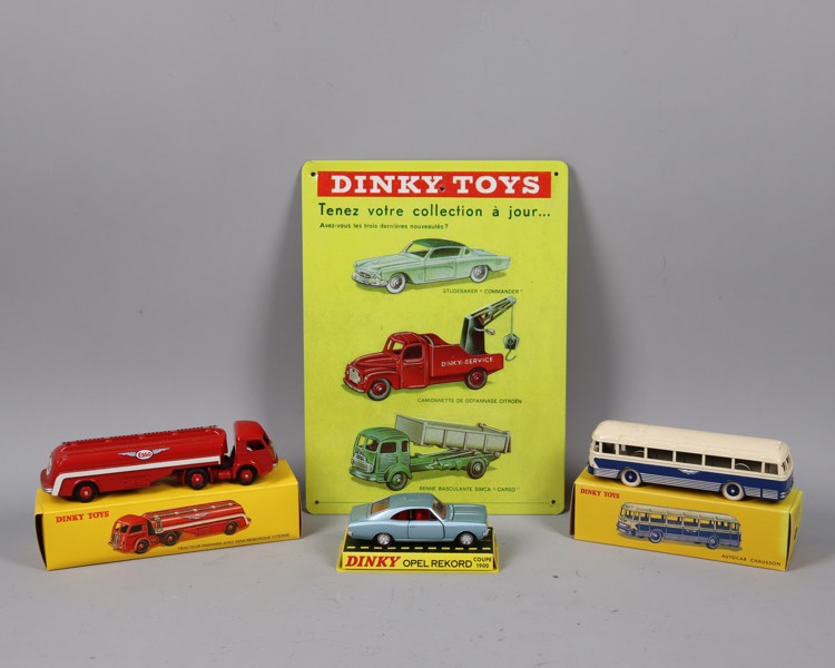 Dinky Toys, Autocar Chausson, Opel Rekord Coupe 1900, Tracteur Panhard "Esso" samt metallskylt