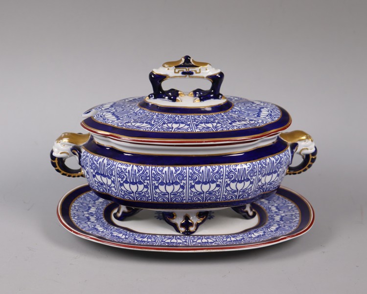 Royal Worcester, England, "Royal Lily", liten terrin på fat, 1870/80-tal