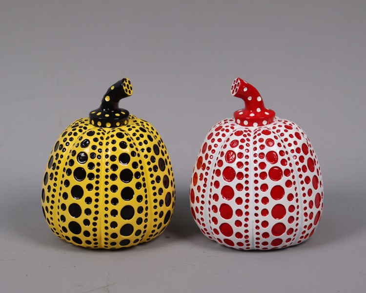 Yayoi Kusama, efter, "Pumpkin", skulpturer i resin, 2st