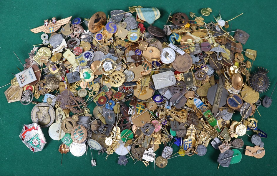 Diverse pins, medaljer, plaketter och märken