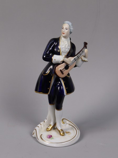 Royal Dux, figurin, musicerande barockman