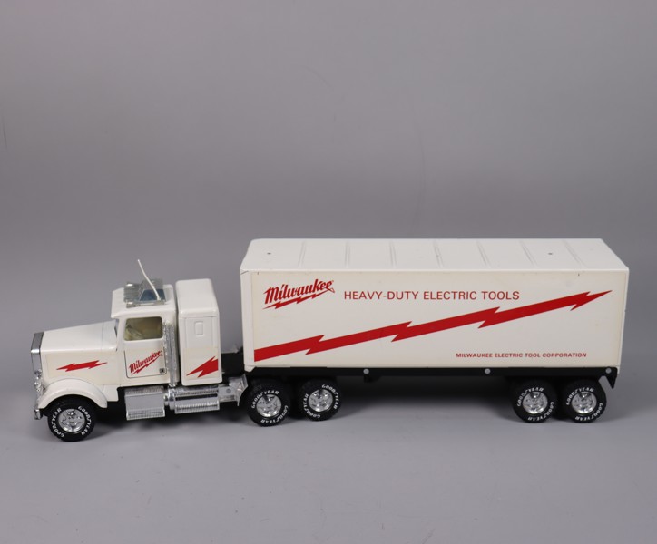 Nylint Corp, Rockford, Illinois, USA, Milwaukee "Silver Knight" 18-Wheeler, lasbil i plåt