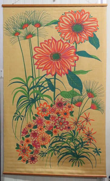 Väggtextil, silkscreentryck på säckväv, blommor, 1960/70-tal