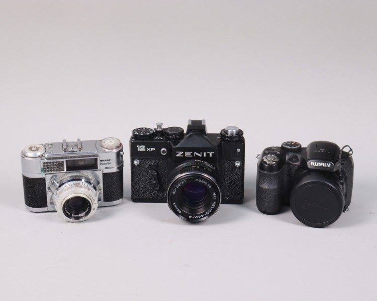 Diverse kameror, Zenit 12XP, Braun Paxette, Fujifilm Finepix S, 3st