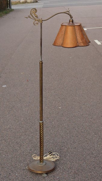 Golvlampa, patinerad mässing. höj- och sänkbar, 1930/40-tal