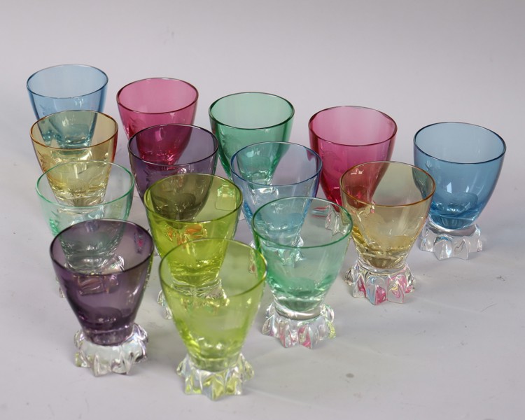 Glas, olikfärgade med stjärnformad fot, slipad dekor av tupp, 1900-tal, 14st