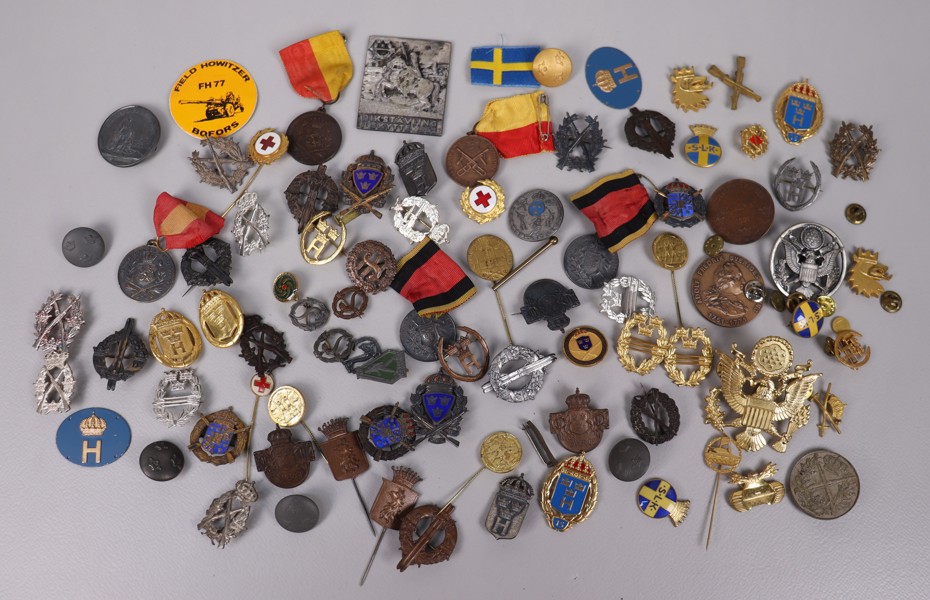 Diverse pins, medaljer och militaria