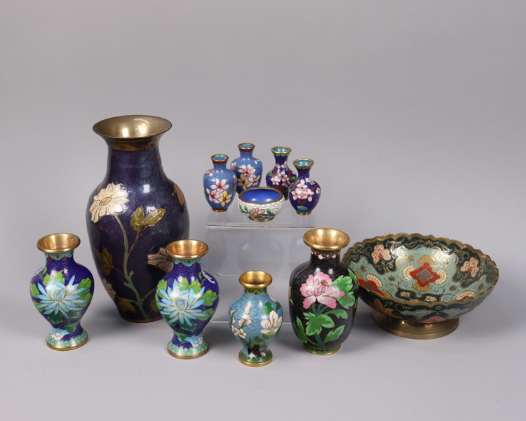 Vaser och skålar, Kina/Japan, cloisonné emalj på mässing, polykrom dekor med varierande motiv, 11st