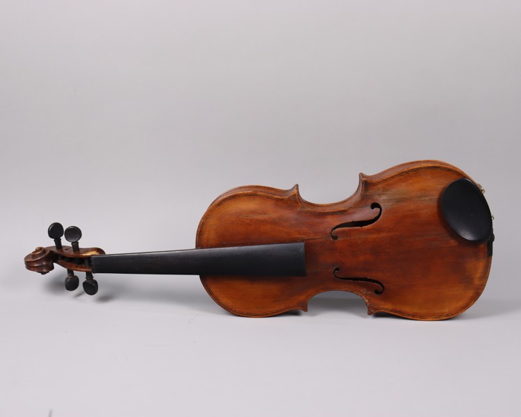 Violin med stråkar och tillbehör, 1700/1800-tal