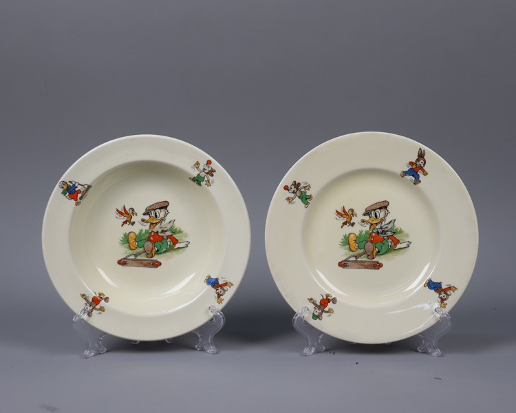 Woods Ivory Ware, England, tallrikar med Kalle Anka dekor, 1950-tal, 2st