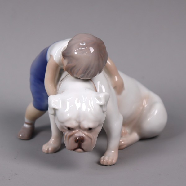 Michaela Ahlmann, Bing & Gröndahl, figurin 1790, "Unconditional Love", pojke med bulldog