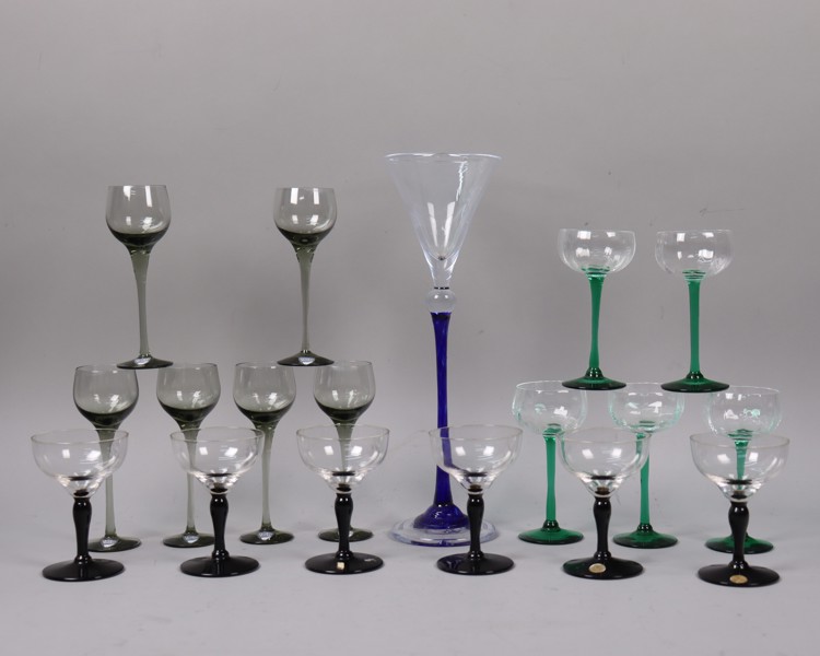 Nils Landberg, Orrefors, "Illusion", likörglas i rökigt glas samt Glimma likörglas mm, 18 delar